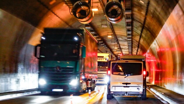 Entlang der Tunnelkette Werfen ging am Donnerstagabend stundenlang nichts mehr. (Bild: Gerhard Schiel)