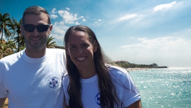 Daniela Nobis (r.) und Mario Kaltenegger waren auf Kuba im Retter-Einsatz. (Bild: Stock Adobe, Salzburger Wasserrettung, Krone Kreativ)