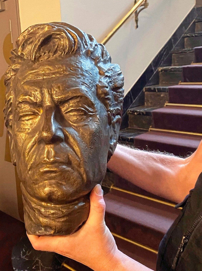 Die Karajan-Büste im Theater Aachen wurde durch Mozart ersetzt.