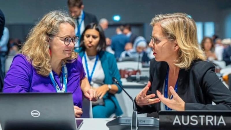 Leonore Gewessler und Delegationsleiterin Cornelia Jäger (li.) kämpfen für das Klima. In Dubai erreichte sie die Nachricht vom Mercosur-Aus. (Bild: Caj Perwein)