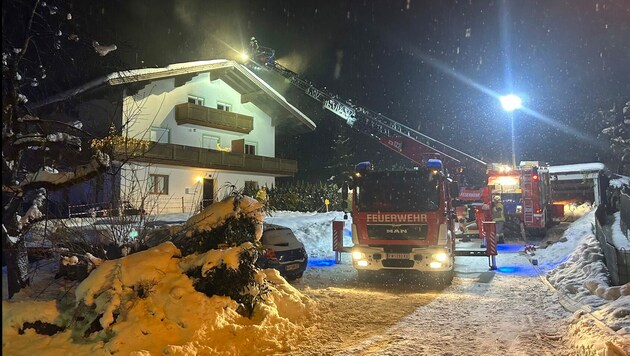 In diesem Gebäude kam es zu der Verpuffung. (Bild: zoom.tirol)