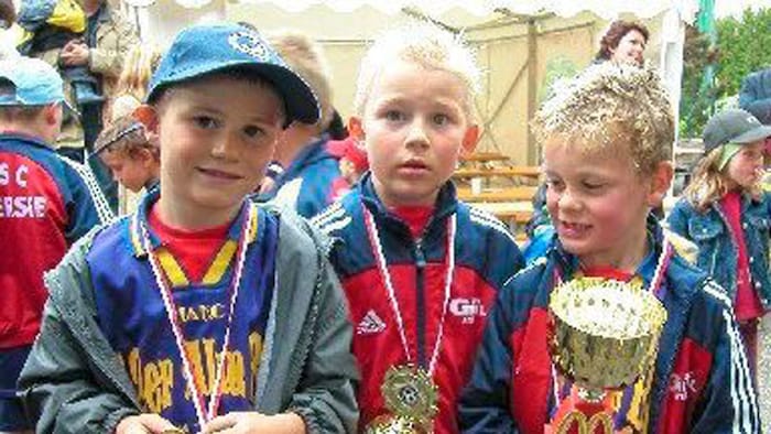 Konny Laimer (M.) spielte beim USC Abersee schon als Kind auf allen möglichen Positionen.