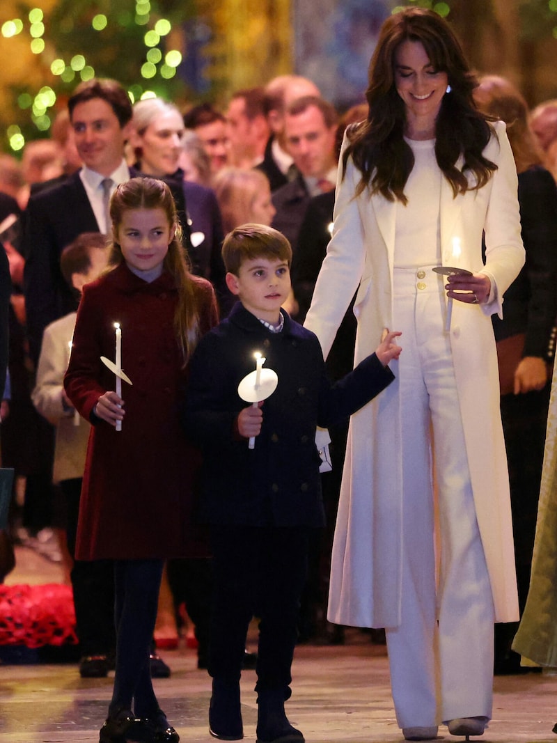 Prinz Louis hakte sich in Prinzessin Kates Mantel ein.  (Bild: APA/Chris Jackson/Pool via AP)