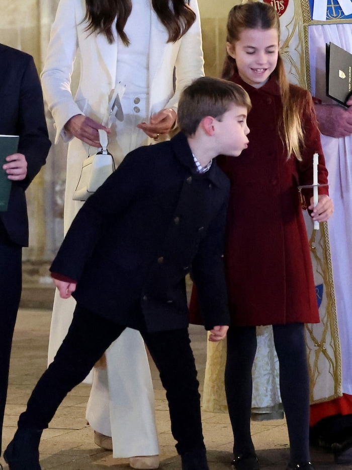 Prinz Louis schritt zur Tat und blies frech die Kerze von Prinzessin Charlotte aus.