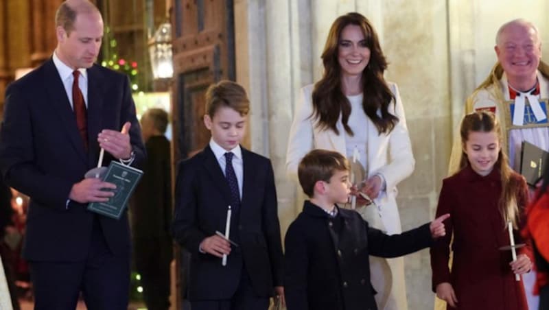 Prinz Louis feierte sein Debüt beim Weihnachtskonzert von Prinzessin Kate - und sorgte mit einem süßen Streich an Schwester Charlotte für Schmunzeln. (Bild: APA/Chris Jackson/Pool via AP)