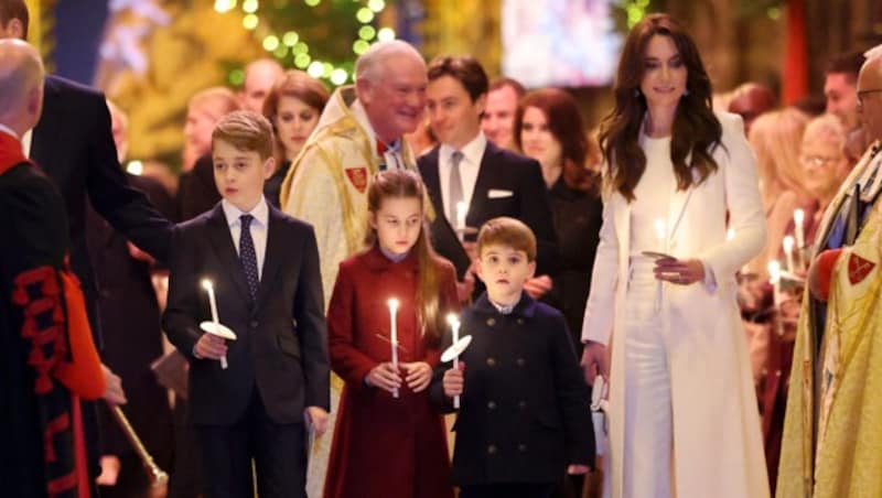 Prinzessin Kate vor Weihnachten mit ihren drei Kindern beim Christmas-Konzert in der Westminster Abtei. (Bild: APA/AFP/POOL/Chris Jackson)