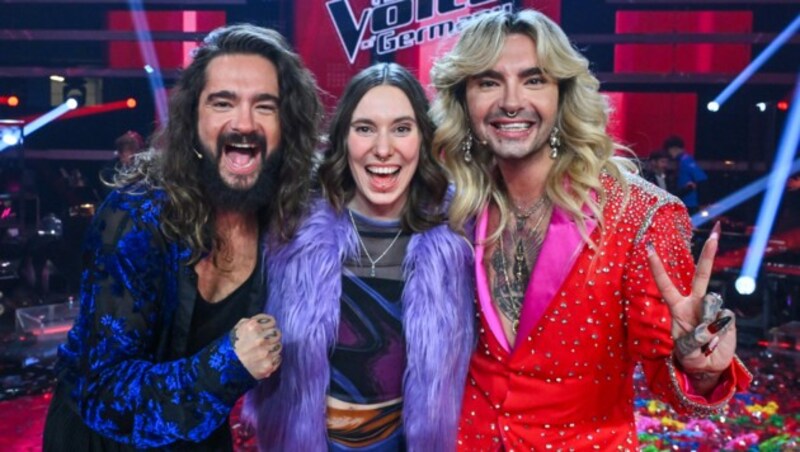 Malou Lovis Kreyelkamp gewinnt „The Voice of Germany“. Die Coaches Tom und Bill Kaulitz freuen sich mit der strahlenden Siegerin. (Bild: ProSieben/SAT.1/Claudius Pflug)