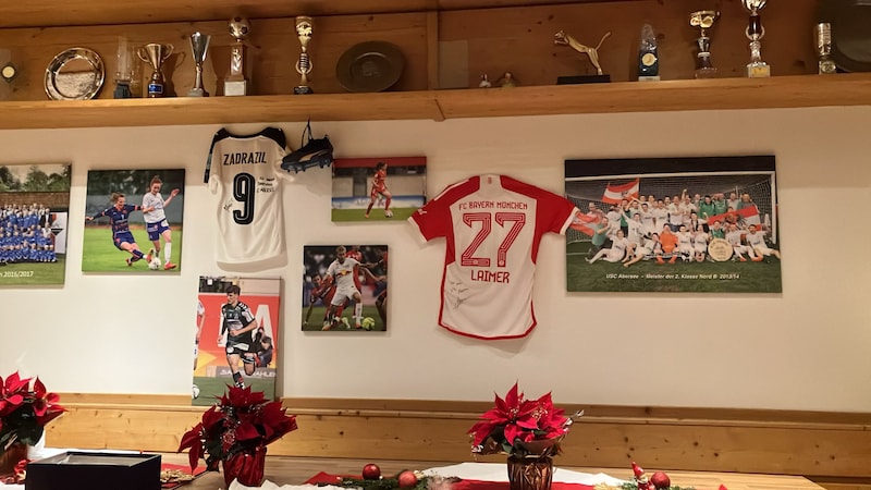 A signed Bayern shirt of Konrad Laimer hangs in the canteen of USC Abersee. (Bild: Z.V.g.)