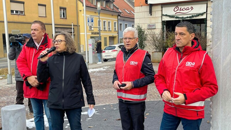 Funiktionäre der GPA unterstützen und organisierten die Protestaktion der Handelsangestellten. (Bild: Marcel Tratnik)