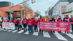 Rund 60 Handelsangestellte protestierten an zwei Ampeln in der Klagenfurter Innenstadt. (Bild: Marcel Tratnik)