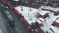 Für fairer Verträge zogen Handelsangestellte, Betriebsräte und Gewerkschaftsmitglieder durch die Innenstadt.  (Bild: Eva Stockner)