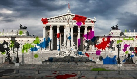 Wenn die Parteien sich gegenseitig anpatzen, beschädigen sie damit auch die Politik und die Demokratie an sich. (Bild: stock.adobe.com, Krone KREATIV)