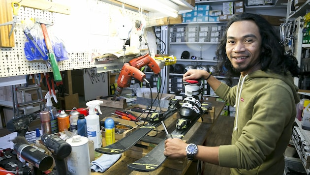 Ahmad Amin Bin Che Husain arbeitet in seiner Werkstatt in Alberschwende. (Bild: Mathis Fotografie)