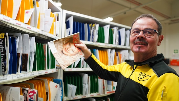 Paul Dünser ist seit 40 Jahren bei der Post. Der Job macht ihm immer noch Spaß, auch wenn die Arbeit härter geworden ist. (Bild: Philipp Vondrak)