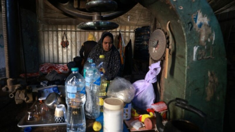 Eine geflüchtete Frau in Rafah (Bild: AFP)