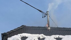 Die Flammen schlugen beim Eintreffen der Feuerwehr schon aus dem Dach. (Bild: FF Wernersdorf)