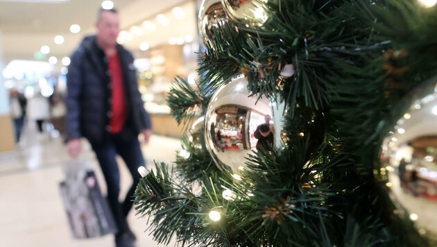 Wer seine Weihnachtsgeschenke in heimischen Läden kauft, ist vor Gaunern sicher. Die Gefahr lauert speziell im Internet. (Bild: Johanna Birbaumer)