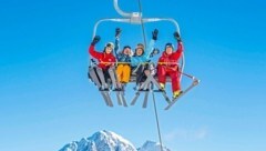 Mit den Verbundkarten Freizeitticket, RegioCard und Snowcard lässt es sich in Tirol vergleichsweise günstig skifahren!  (Bild: Peter Maier / Austria)