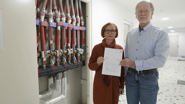 Karin Stumvoll und ihr Nachbar Hans Kreil sind empört über die hohe Vorschreibung. (Bild: Bartel Gerhard)