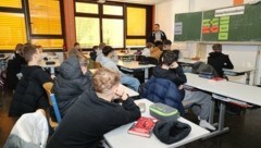 Prävention beginnt im Klassenzimmer: Durch Vorträge soll der Nachwuchs für Gefahren oder den richtigen Umgang mit Social Media sensibilisiert werden. (Bild: Jauschowetz Christian)