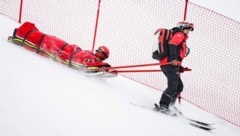 Elisabeth Reisinger wurde nach ihrem Sturz auf einer Trage abtransportiert. (Bild: GEPA pictures)