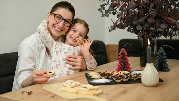 Vor einem Jahr hat Lisa das erste Mal mit Mama Isabella Kekse gebacken. Nun sind sie schon ein eingespieltes Team. (Bild: Markus Wenzel)