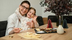 Vor einem Jahr hat Lisa das erste Mal mit Mama Isabella Kekse gebacken. Nun sind sie schon ein eingespieltes Team. (Bild: Markus Wenzel)