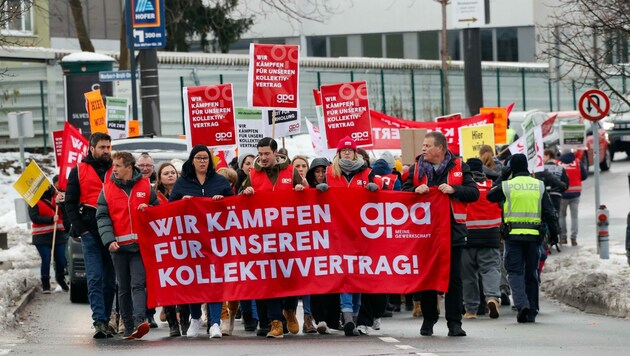 Mitarbeiter mehrerer Handelsunternehmen protestierten am zweiten Adventsamstag für eine faire Bezahlung. (Bild: Tschepp Markus)