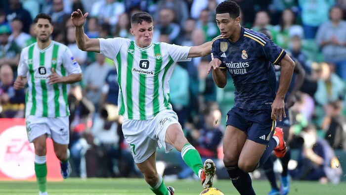 Real Betis Balompie (left: Sergi Altimira in a duel with Jude Bellingham) comes to Maxglan.