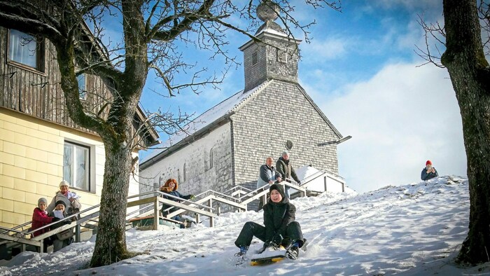 Die Kinder freuten sich über eine flotte Rodelpartie vor der Johanneskapelle.