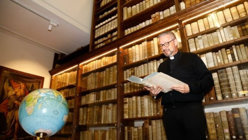 Etwa 10.000 historische Bücher beherbergt der Geistliche im Pfarrhof. Das Älteste stammt aus dem Jahr 1530. (Bild: Gerhard Schiel)