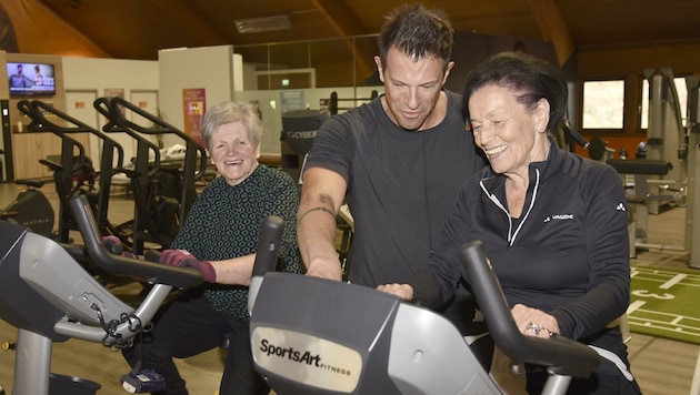 Eifrige Damen „70Plus“: Maria Schlick und Senta Pirker mit Trainer Toni Klein. (Bild: Holitzky Roland)