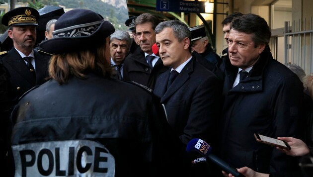 Frankreichs Innenminister Darmanin (m.) sprach von einem großen Schlag gegen Pädokriminalität. (Bild: APA/AFP/Valery HACHE)