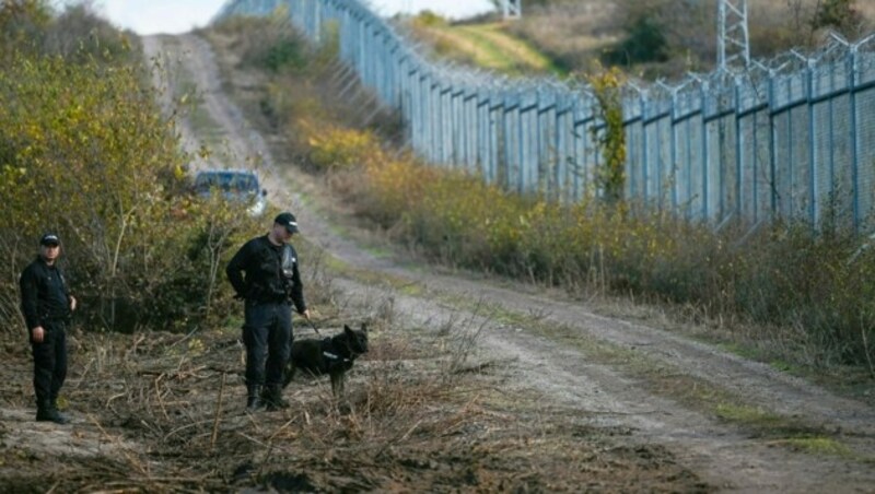 Der Einsatz der Grenzschutzbehörde Frontex an der bulgarischen EU-Außengrenze soll ausgebaut werden. (Bild: AFP/NIKOLAY DOYCHINOV)