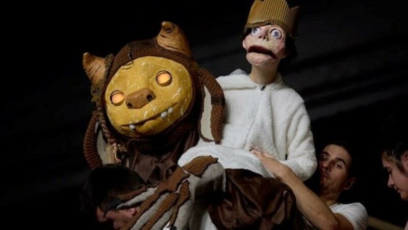 Im Theater an der Wien gibt es eine Familienoper zu sehen: Max träumt sich auf die Insel, wo die wilden Männer wohnen. (Bild: Herwig Prammer)