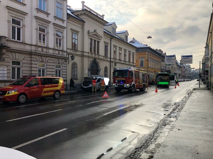 Die Fahrgäste im Bus blieben unverletzt. Es kam durch den Unfall aber zu erheblichen ...