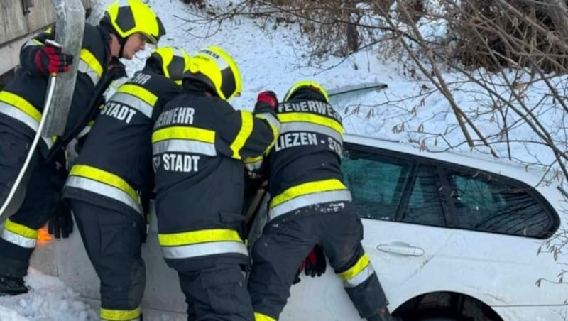 Im Dezember prallte ein 19-Jähriger in der Steiermark gegen ein Brückengeländer. Trotz sofort eingeleiteter Rettungsmaßnahmen verstarb der junge Lenker noch an der Unfallstelle. (Bild: FF Liezen-Stadt)