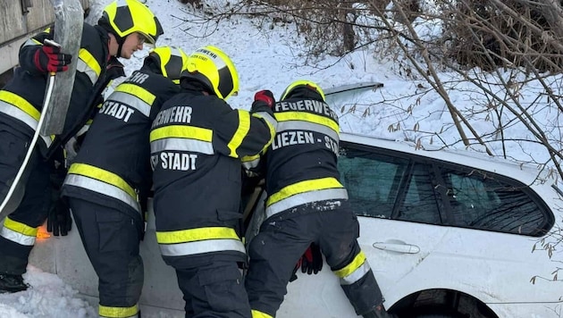 Trotz sofort eingeleiteter Rettungsmaßnahmen verstarb der junge Lenker noch an der Unfallstelle. (Bild: FF Liezen-Stadt)