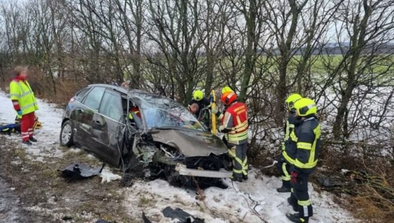 Die Rettung musste einen weiteren Lenker auf der B 60 aus dem Wrack holen. (Bild: FF Pottendorf)