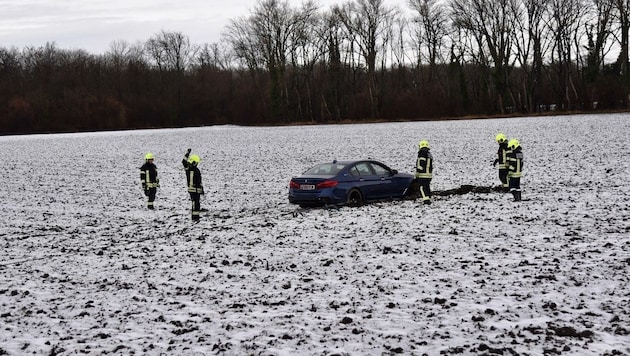 Nachdem er im Feld gelandet war, beging der Lenker dieses Wagens Fahrerflucht. (Bild: Monatsrevue/Lenger Thomas)