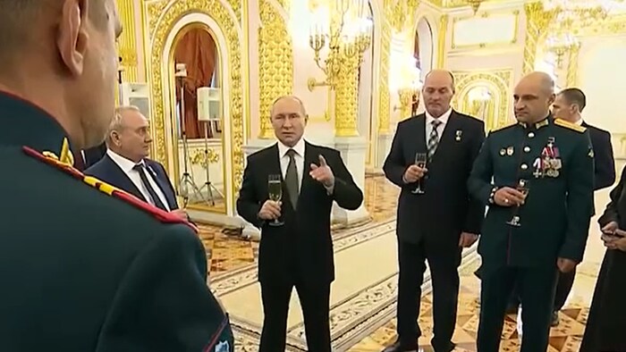 Putin referierte, umgeben von Getreuen, über seine Ansichten.