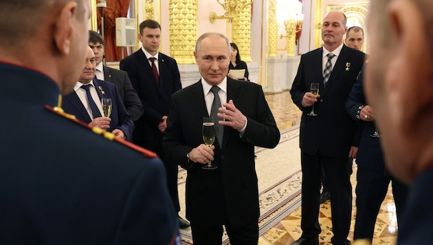 Putin beim Sektempfang im Georgssaal im Moskauer Kreml (Bild: APA/AFP/POOL/Mikhail Klimentyev)