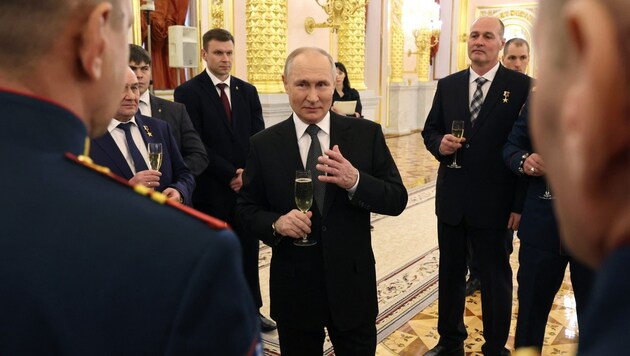 Russian President Vladimir Putin (center) at a reception in the Kremlin (Bild: APA/AFP/POOL/Mikhail Klimentyev)