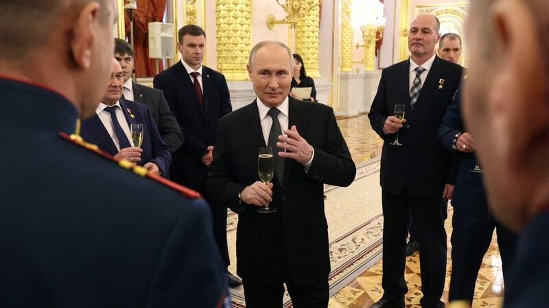 Der russische Präsident Wladimir Putin (Mitte) bei einem Empfang im Kreml (Bild: APA/AFP/POOL/Mikhail Klimentyev)