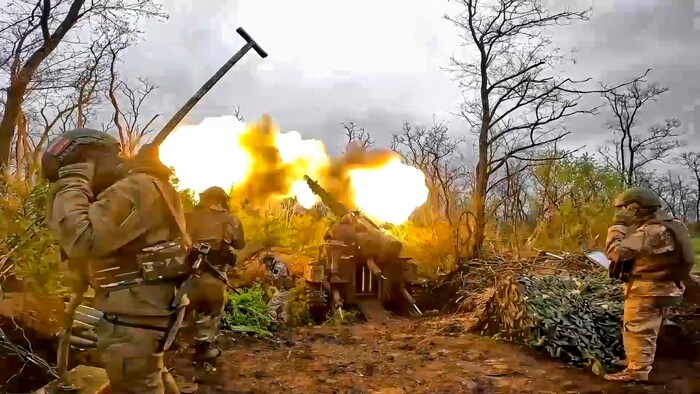 Russische Artillerie feuert auf ukrainische Stellungen (Archivbild). Beim Nachschub scheint ...
