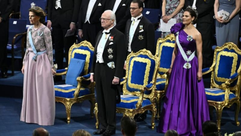 Die schwedische Königsfamilie bei der Nobelpreis-Gala in Stockholm (Bild: APA/Claudio Bresciani/TT News Agency via AP)