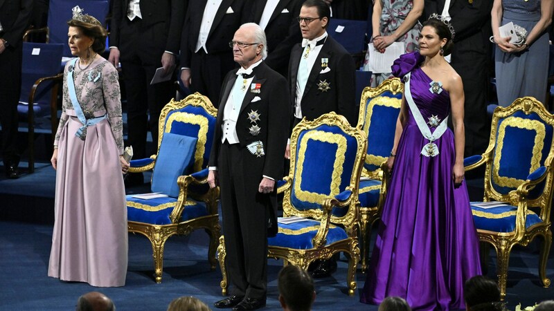 Königin Silvia und Kronprinzessin Victoria strahlten in zarten rosa und leuchtenden lila Traumroben. (Bild: APA/Claudio Bresciani/TT News Agency via AP)