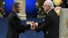 Austro-Physiker Ferenc Krausz bekam am Sonntag in Stockholm den Nobelpreis von König Carl Gustaf überreicht. (Bild: APA/Claudio Bresciani/TT via AP)