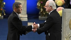 Austro-Physiker Ferenc Krausz bekam am Sonntag in Stockholm den Nobelpreis von König Carl Gustaf überreicht. (Bild: APA/Claudio Bresciani/TT via AP)