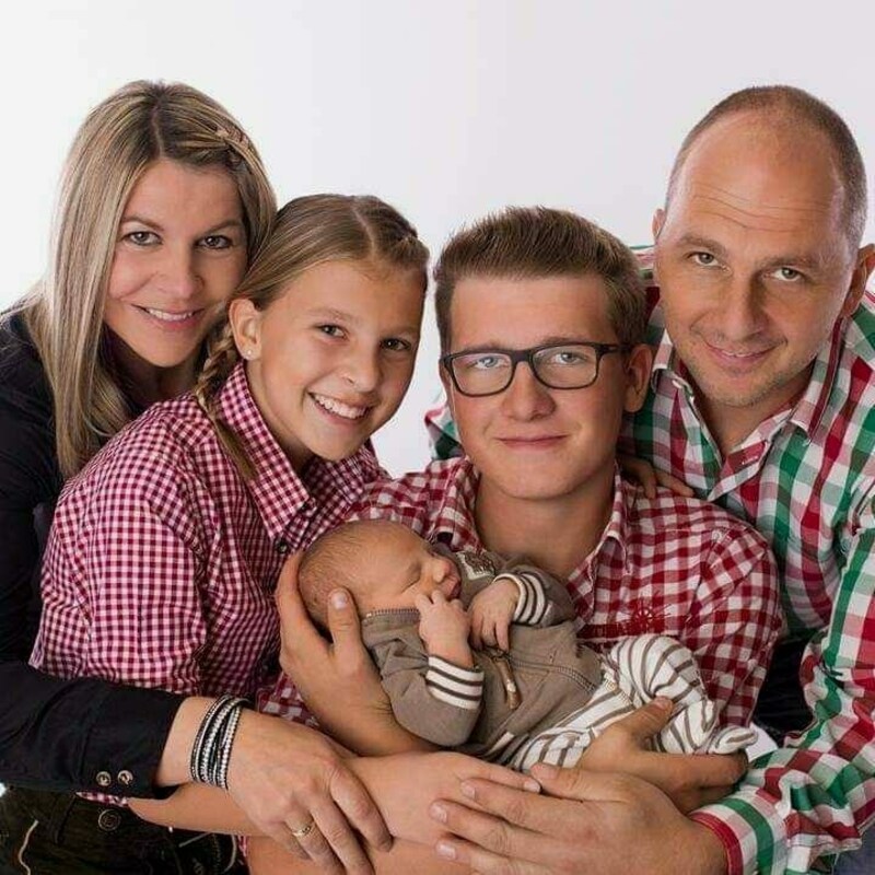 Ein Bild aus glücklichen Tagen: Claudia mit Ehemann Josef und den Kindern Bianca, Simon und Martin. (Bild: zVg)